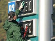 Нефть дешевеет, а бензин будет дорожать