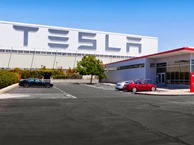 Внутри гигантской Tesla Gigafactory